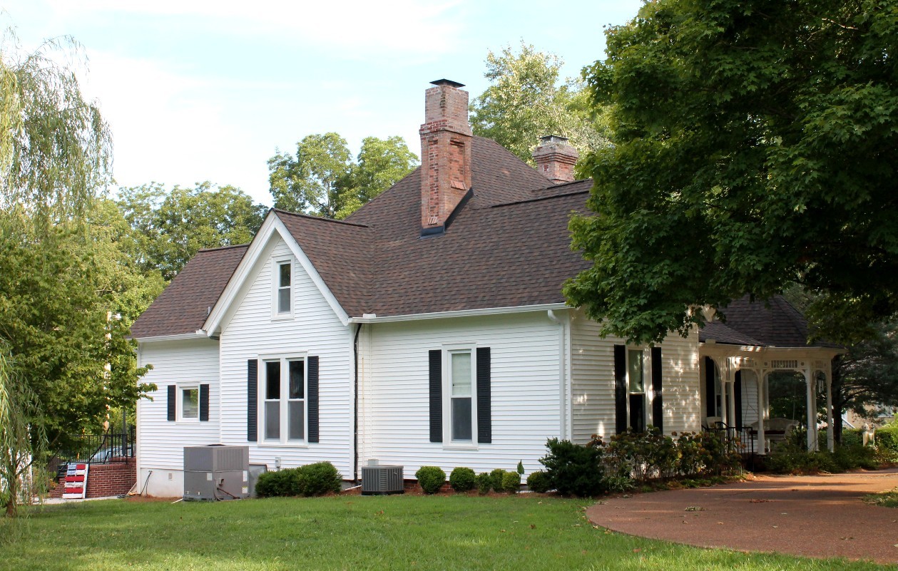 292 High Street Morrison, TN 37357 - Photo 3 of 39 a front view of a house with a yard and garage