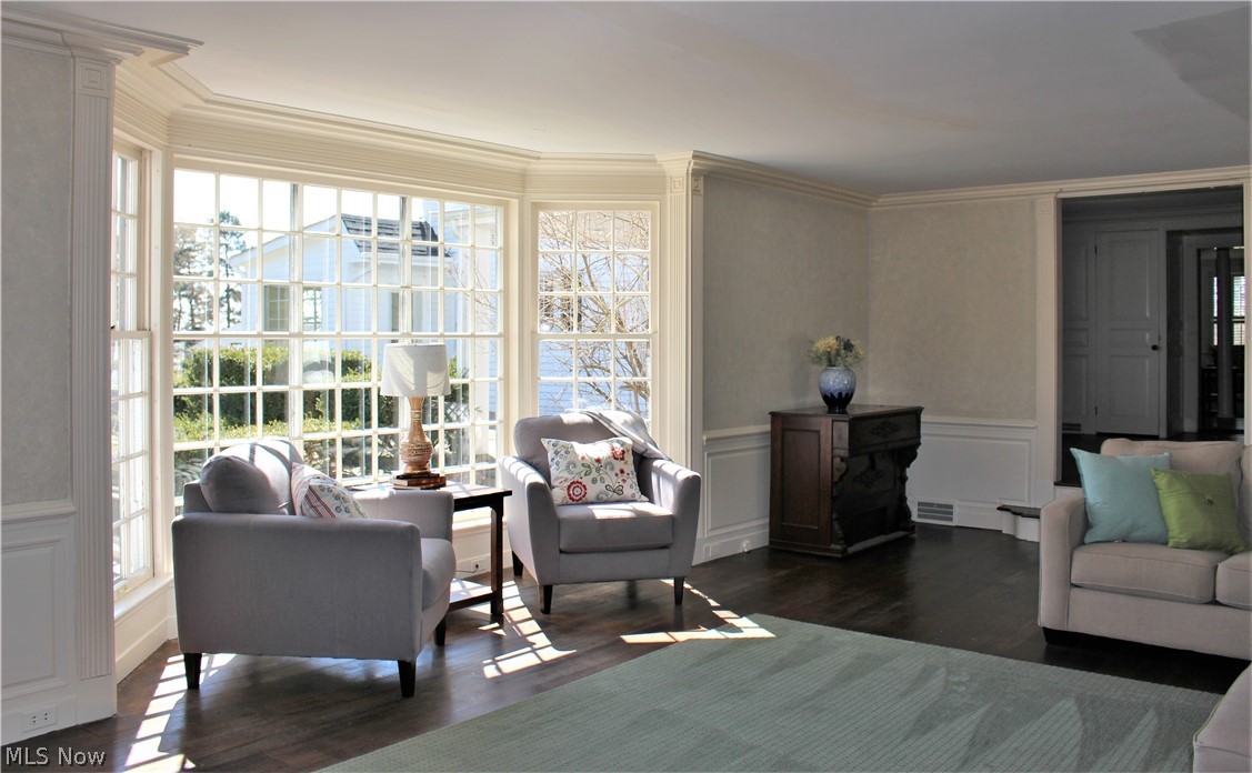 7123 Cedar Road Chesterland, OH 44026 - Photo 13 of 35 The sunlight just permeats the Great Room.