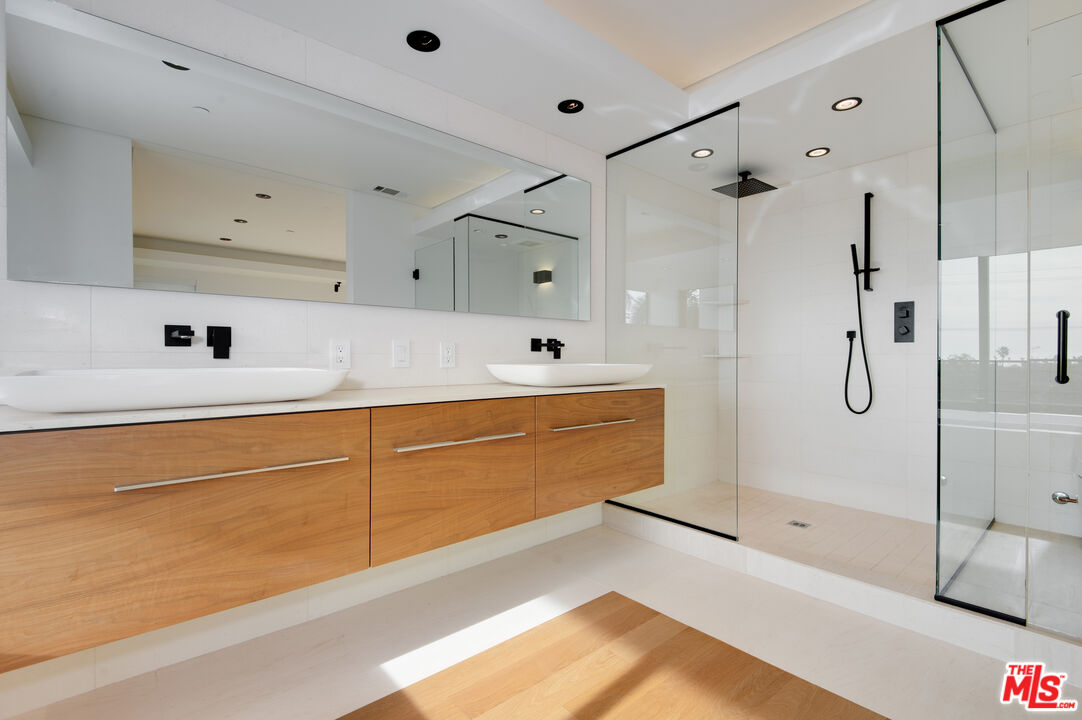 902 Berkeley Street Santa Monica, CA 90403 - Photo 14 of 37