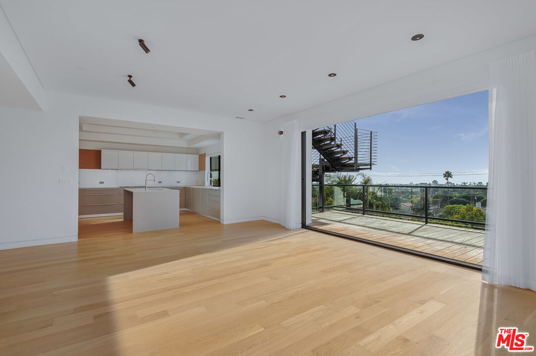 902 Berkeley Street Santa Monica, CA 90403 - Photo 3 of 37