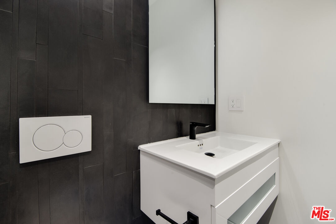 902 Berkeley Street Santa Monica, CA 90403 - Photo 26 of 37