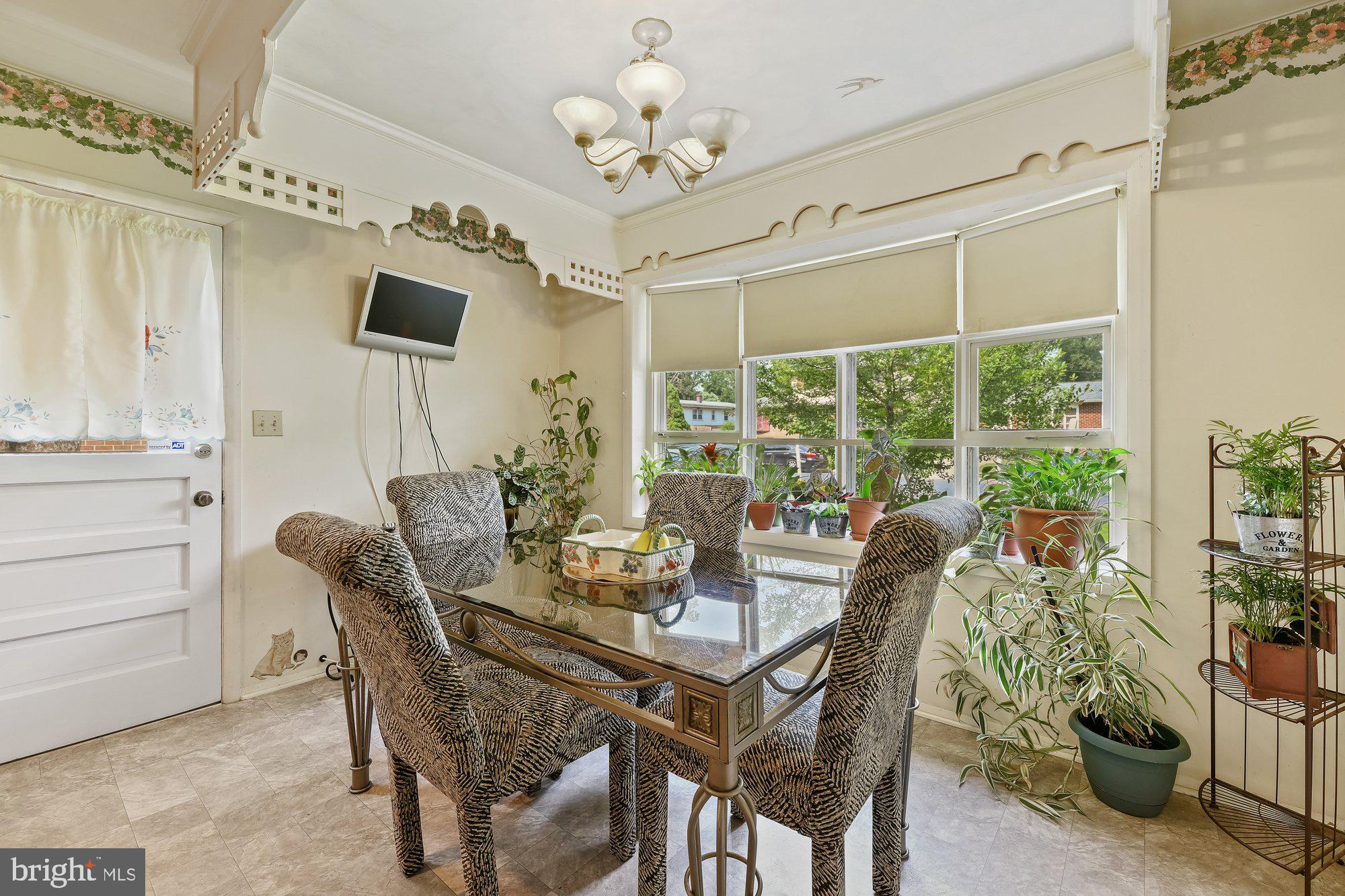 Eat-In Kitchen
