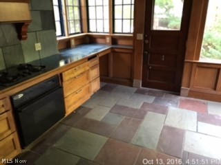 3021 Coleridge Road Cleveland, OH 44118 - Photo 2 of 20