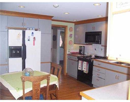 141 Woodhaven Road Pawtucket, RI 02861 - Photo 11 of 12 Kitchen.