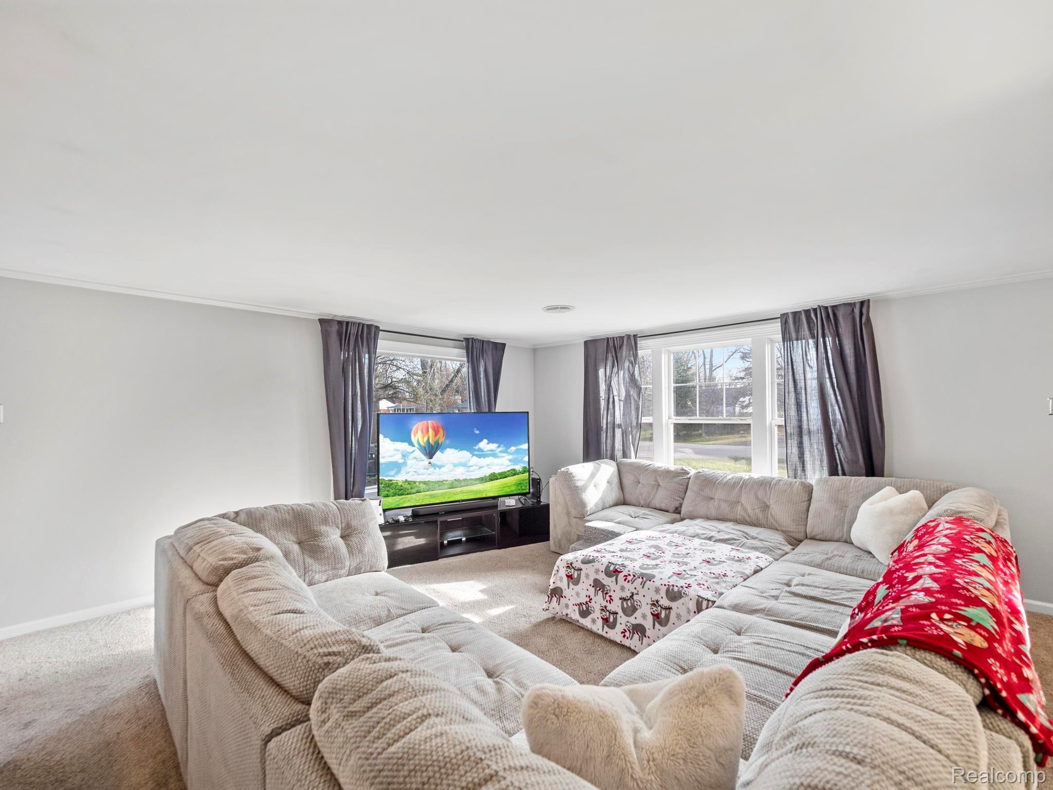 1928 June Avenue Rochester, MI 48309 - Photo 4 of 15 FAMILY ROOM
