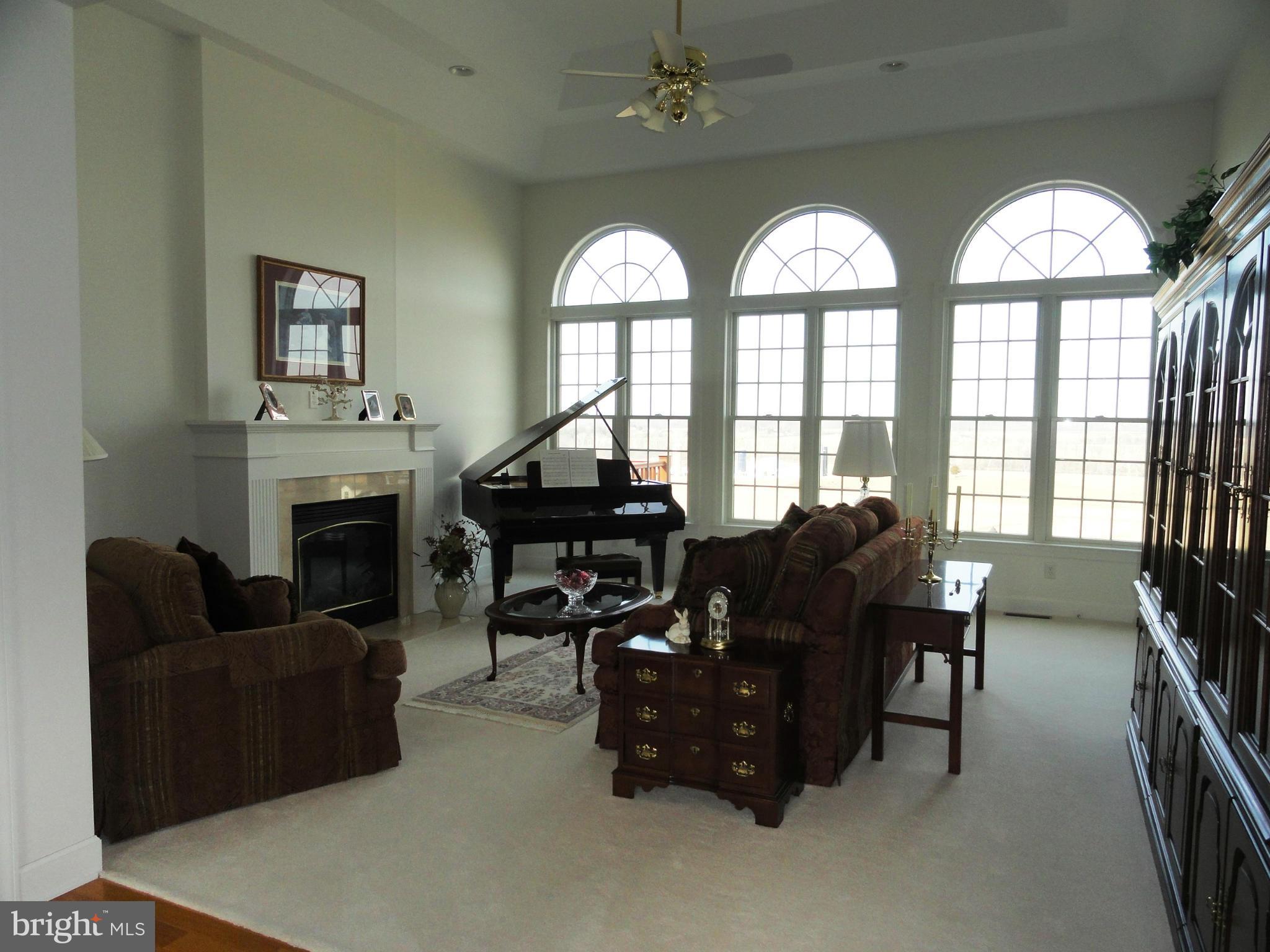 15910 Broadfording Road Hagerstown, MD 21740 - Photo 16 of 30 Living Room