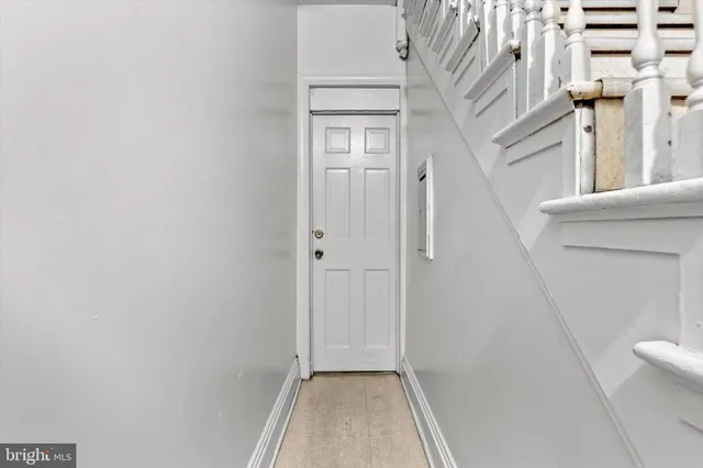 a view of entryway with a white door