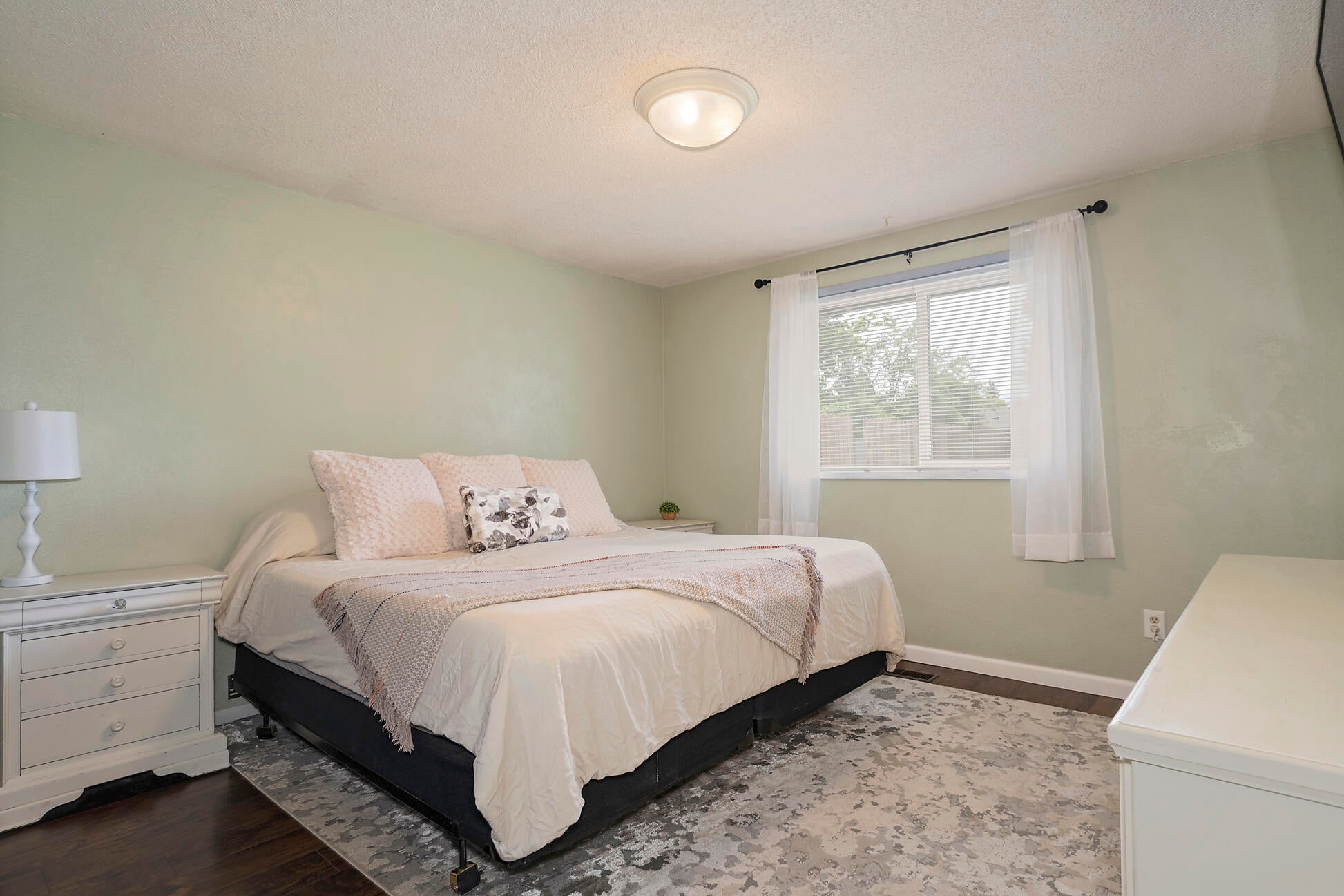 2051 Taylor Road Central Point, OR 97502 - Photo 11 of 18 Primary Bedroom