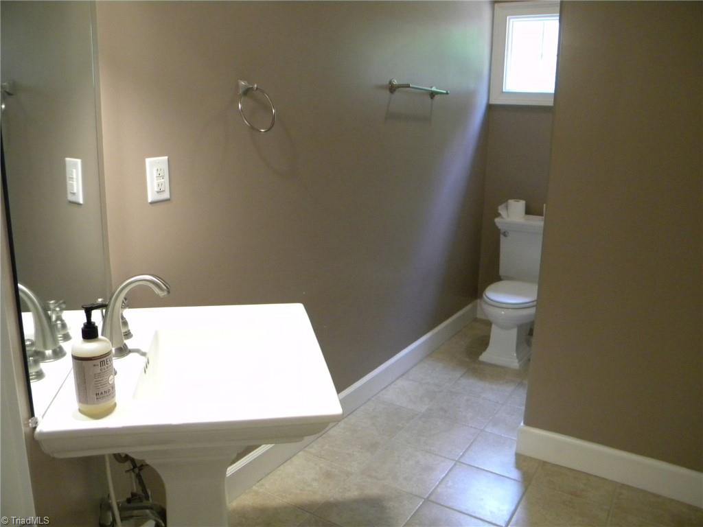 9137 County Line Road Kernersville, NC 27284 - Photo 18 of 28 Main level bathroom 3