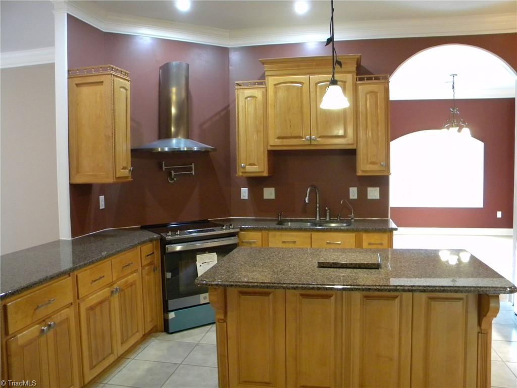 9137 County Line Road Kernersville, NC 27284 - Photo 10 of 28 Main level kitchen island