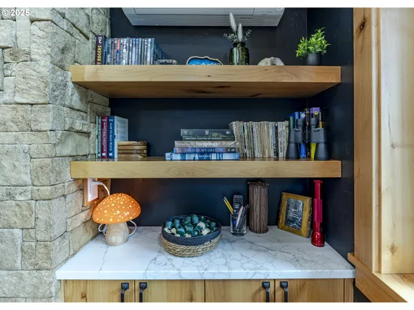 $500,000 | 50010 McKenzie Highway, Unit 2, Vida, OR 97488