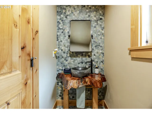 $529,900 | 50010 McKenzie Highway, Unit 2, Vida, OR 97488