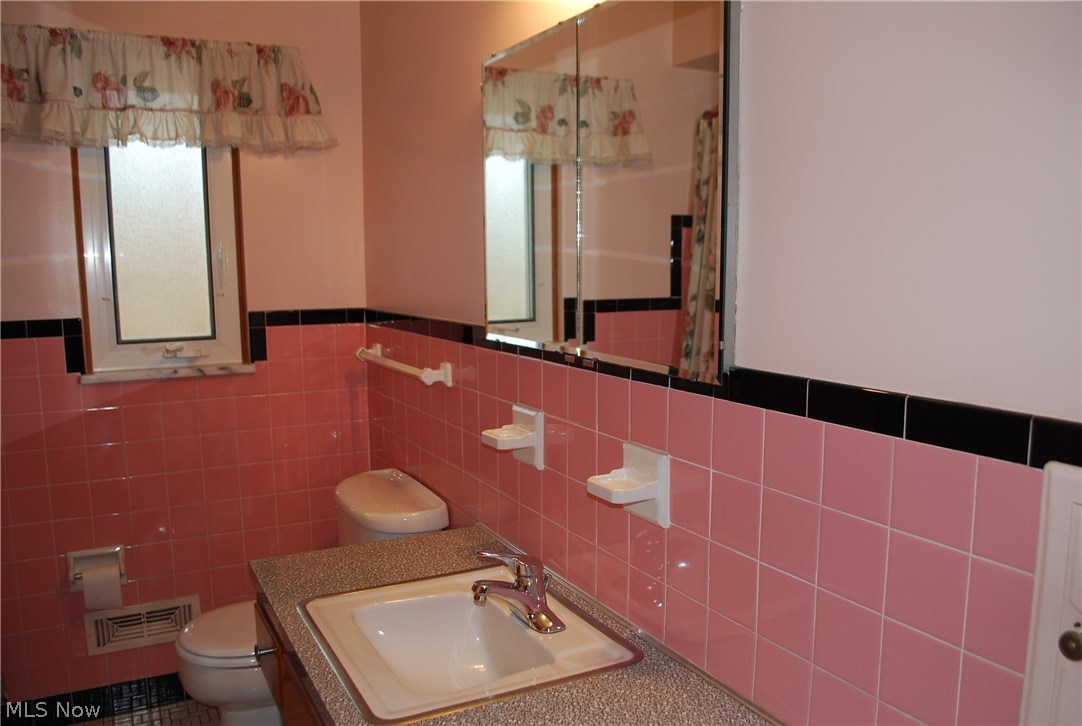 7320 Oakwood Road Parma, OH 44130 - Photo 19 of 24