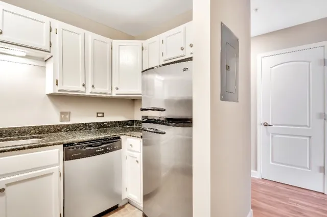 $1,450 | 57 East Hattendorf Avenue, Unit 206, Roselle, IL 60172