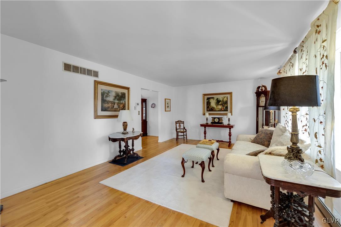 33 Alpine Drive Easton, PA 18045 - Photo 26 of 71 Living Room