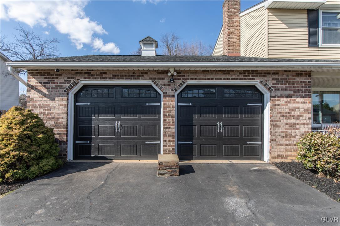 33 Alpine Drive Easton, PA 18045 - Photo 5 of 71 Garage