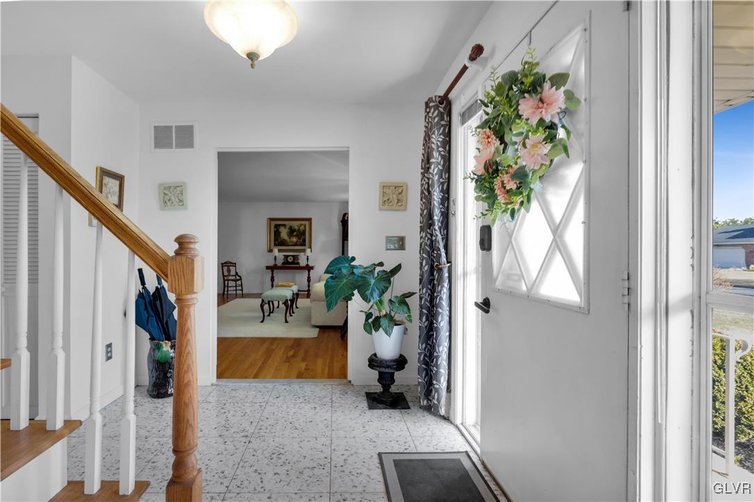 33 Alpine Drive Easton, PA 18045 - Photo 7 of 71 Foyer Left