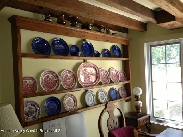 a picture of a table and a chair