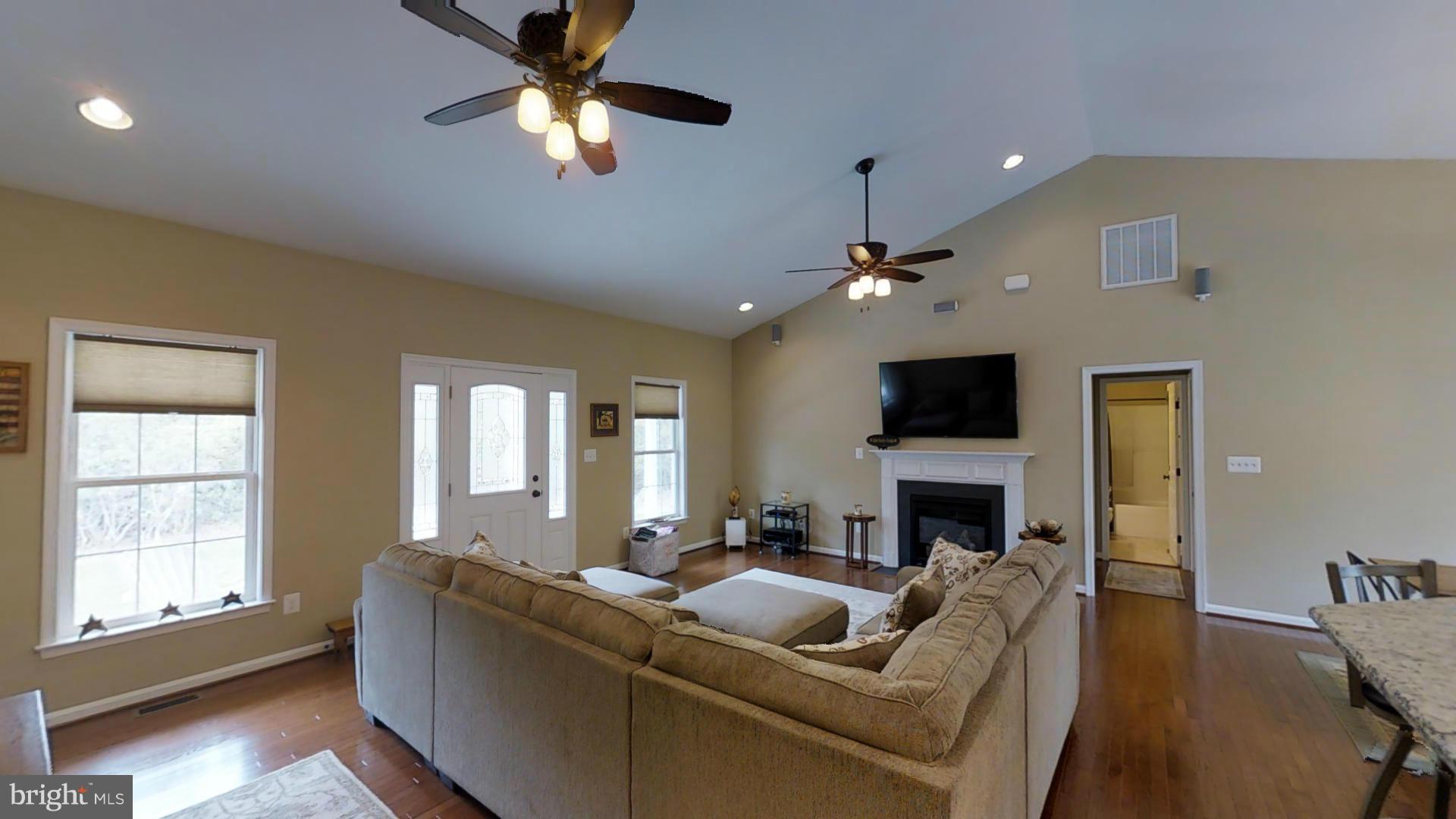1922 Longfield Road Colonial Beach, VA 22443 - Photo 8 of 30 Living Room