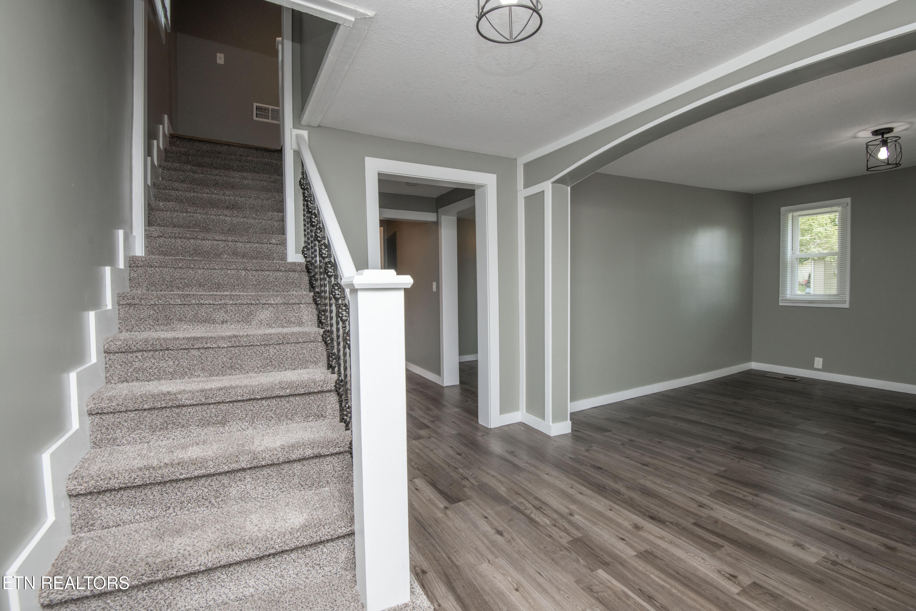912 Medaris Street Clinton, TN 37716 - Photo 8 of 44 foyer 1