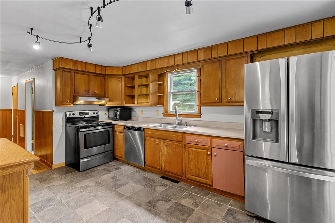 49 Wellstown Road Hopkinton, RI 02804 - Photo 3 of 35