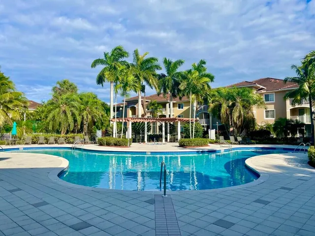 $279,999 | 6511 Emerald Dunes Drive, Unit 208, West Palm Beach, FL 33411