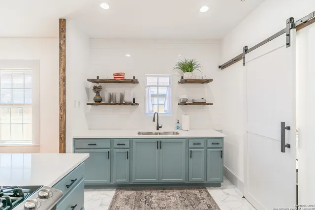 $2,300 | 475 East French Place, San Antonio, TX 78212