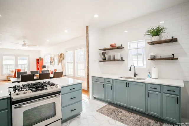 $2,300 | 475 East French Place, San Antonio, TX 78212