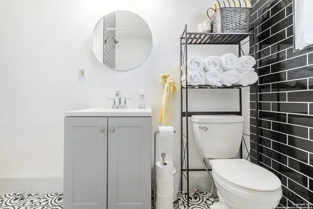 $2,300 | 475 East French Place, San Antonio, TX 78212