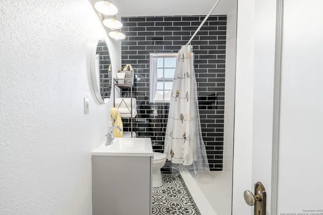 $2,300 | 475 East French Place, San Antonio, TX 78212