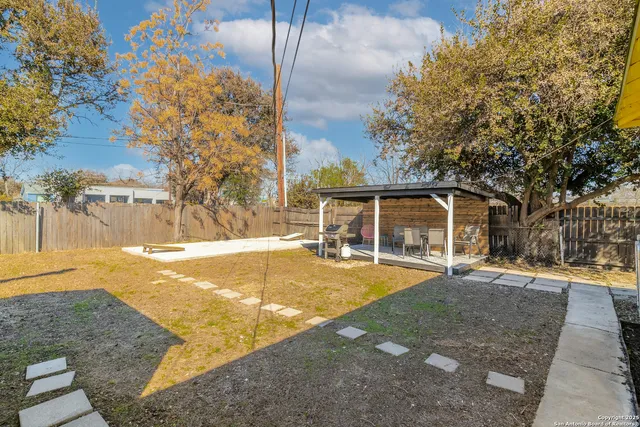 $2,300 | 475 East French Place, San Antonio, TX 78212