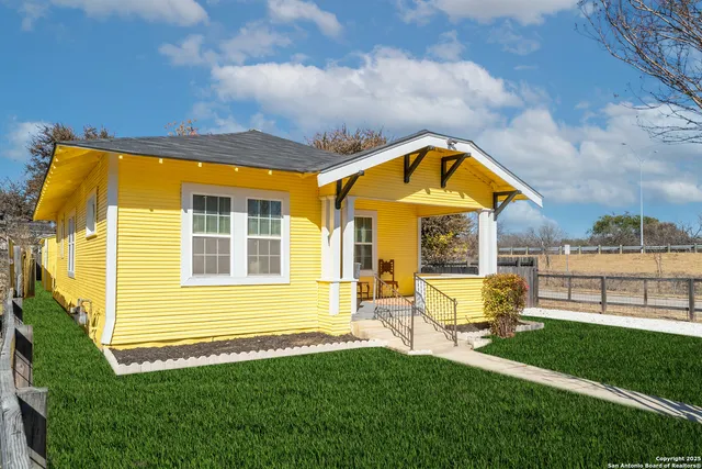 $2,300 | 475 East French Place, San Antonio, TX 78212