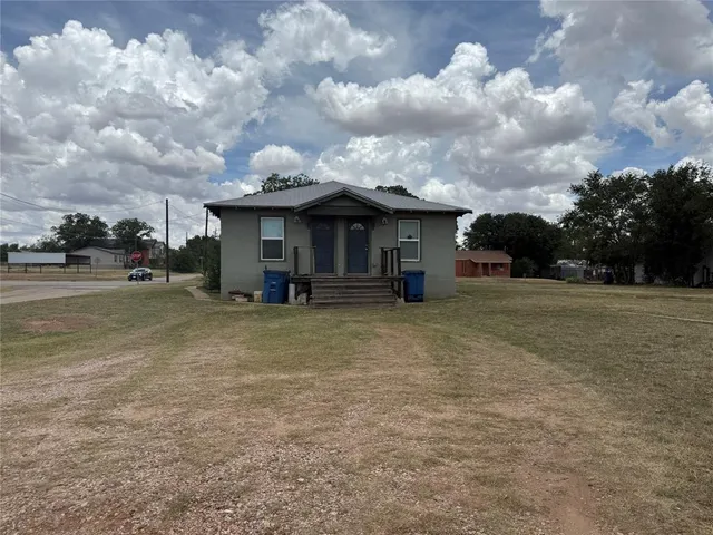a view of a house with backyard