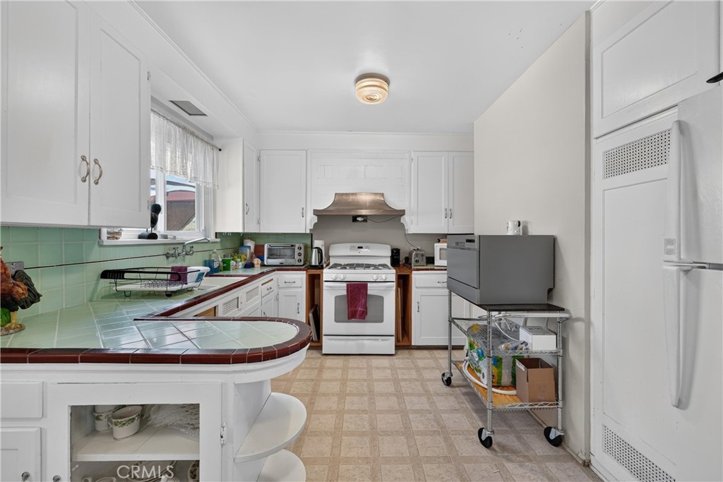 7307 Lenox Avenue Riverside, CA 92504 - Photo 24 of 56 Kitchen