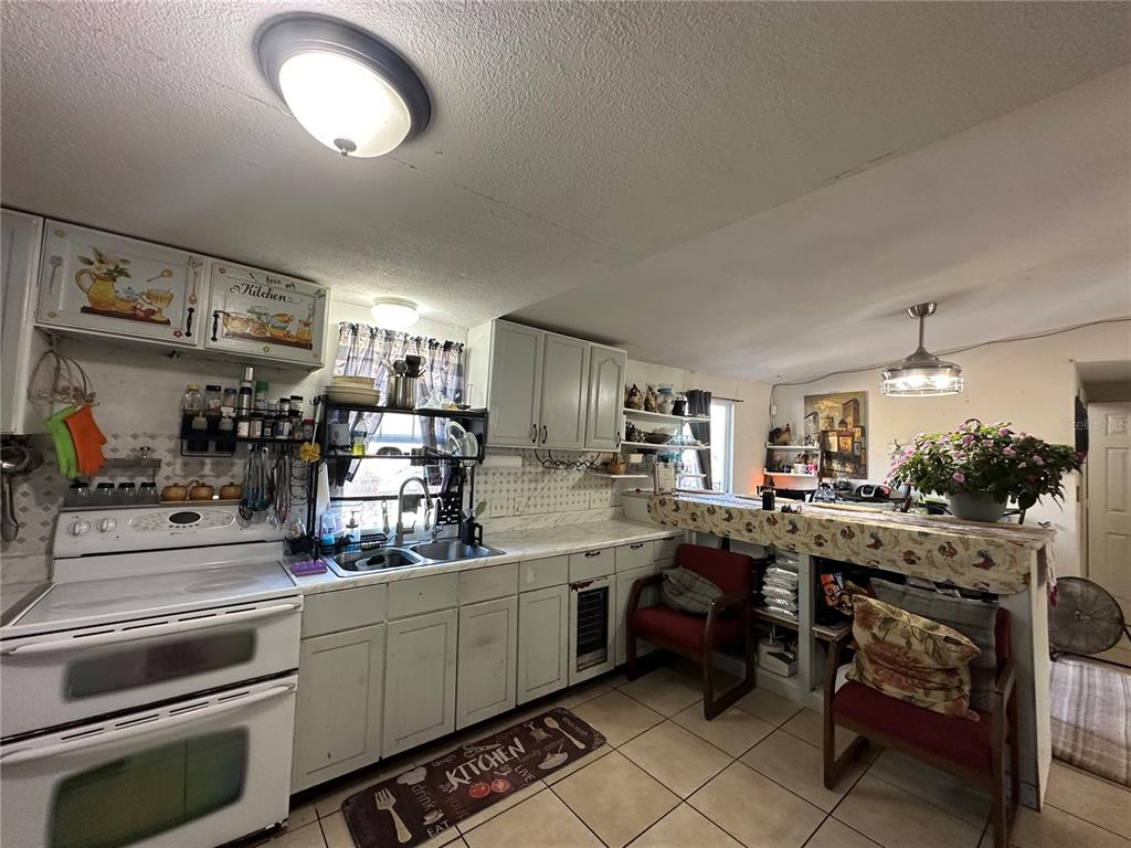 212 Ballard Road Avon Park, FL 33825 - Photo 3 of 22 a kitchen with lots of counter top space
