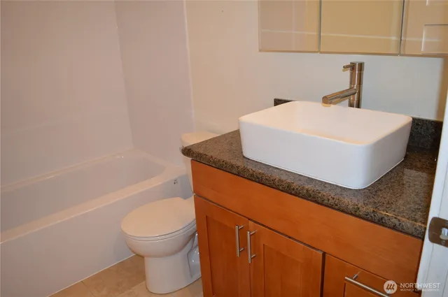 $3,100 | 6401 Lake Washington Boulevard Northeast, Unit 303, Kirkland, WA 98033