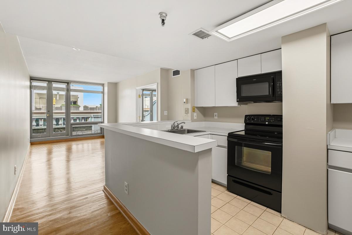 801 Pennsylvania Avenue Northwest, Unit PH06 Washington, DC 20004 - Photo 11 of 38