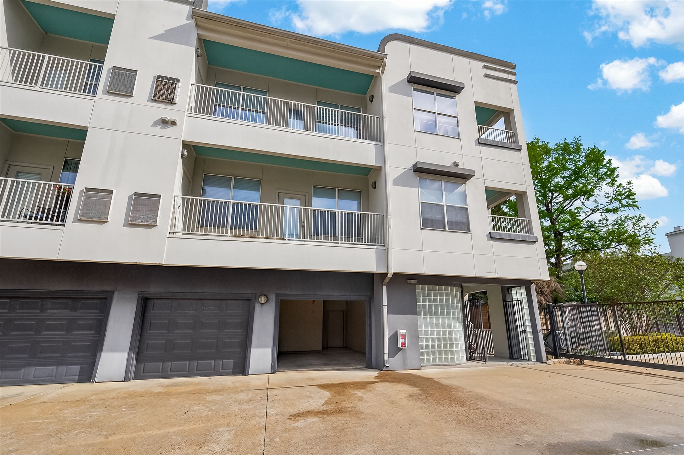 1441 East Street, Unit 308 Houston, TX 77007 - Photo 12 of 42 Easy in-and-out access from your dedicated garage space.