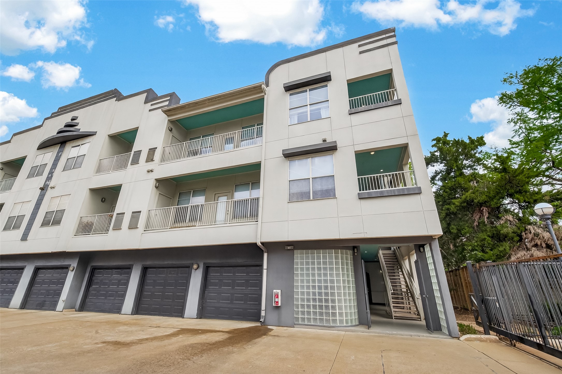 1441 East Street, Unit 308 Houston, TX 77007 - Photo 13 of 42 Well-maintained grounds enhance overall appeal.