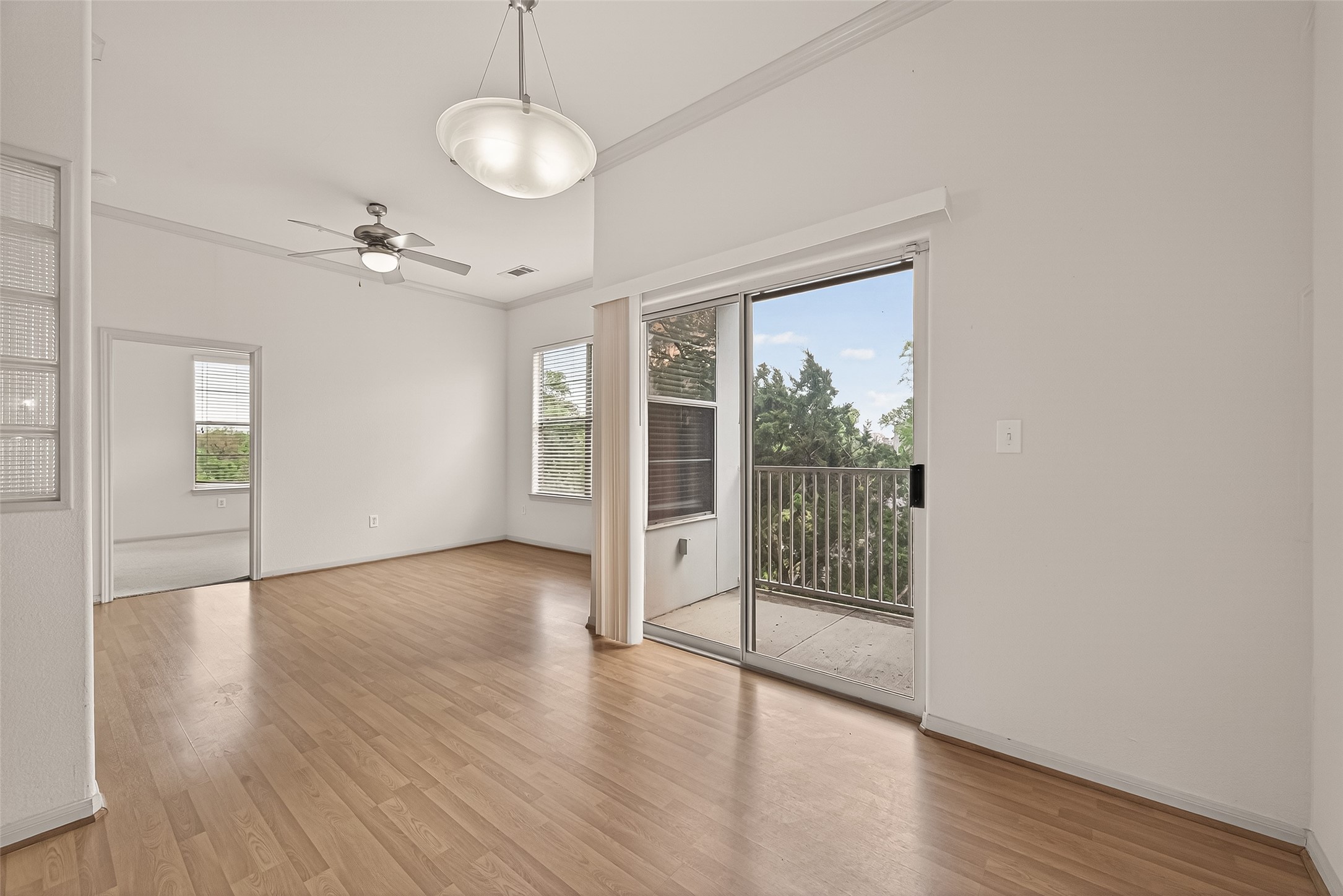 1441 East Street, Unit 308 Houston, TX 77007 - Photo 17 of 42 Open-concept layout makes everyday living and entertaining effortless.