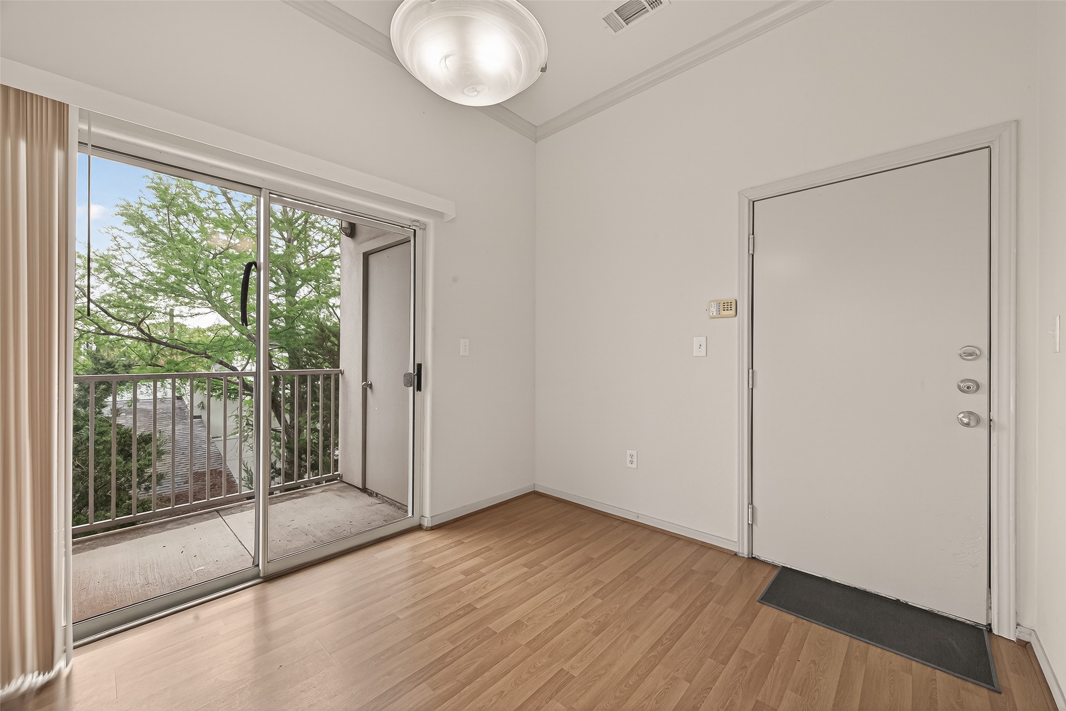 1441 East Street, Unit 308 Houston, TX 77007 - Photo 18 of 42 Breakfast area perfect for cozy mornings!