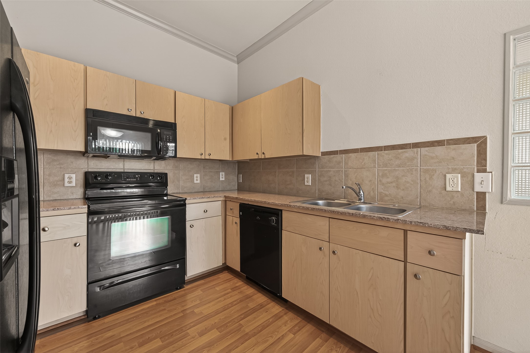 1441 East Street, Unit 308 Houston, TX 77007 - Photo 23 of 42 Functional kitchen with ample cabinetry and counter space.