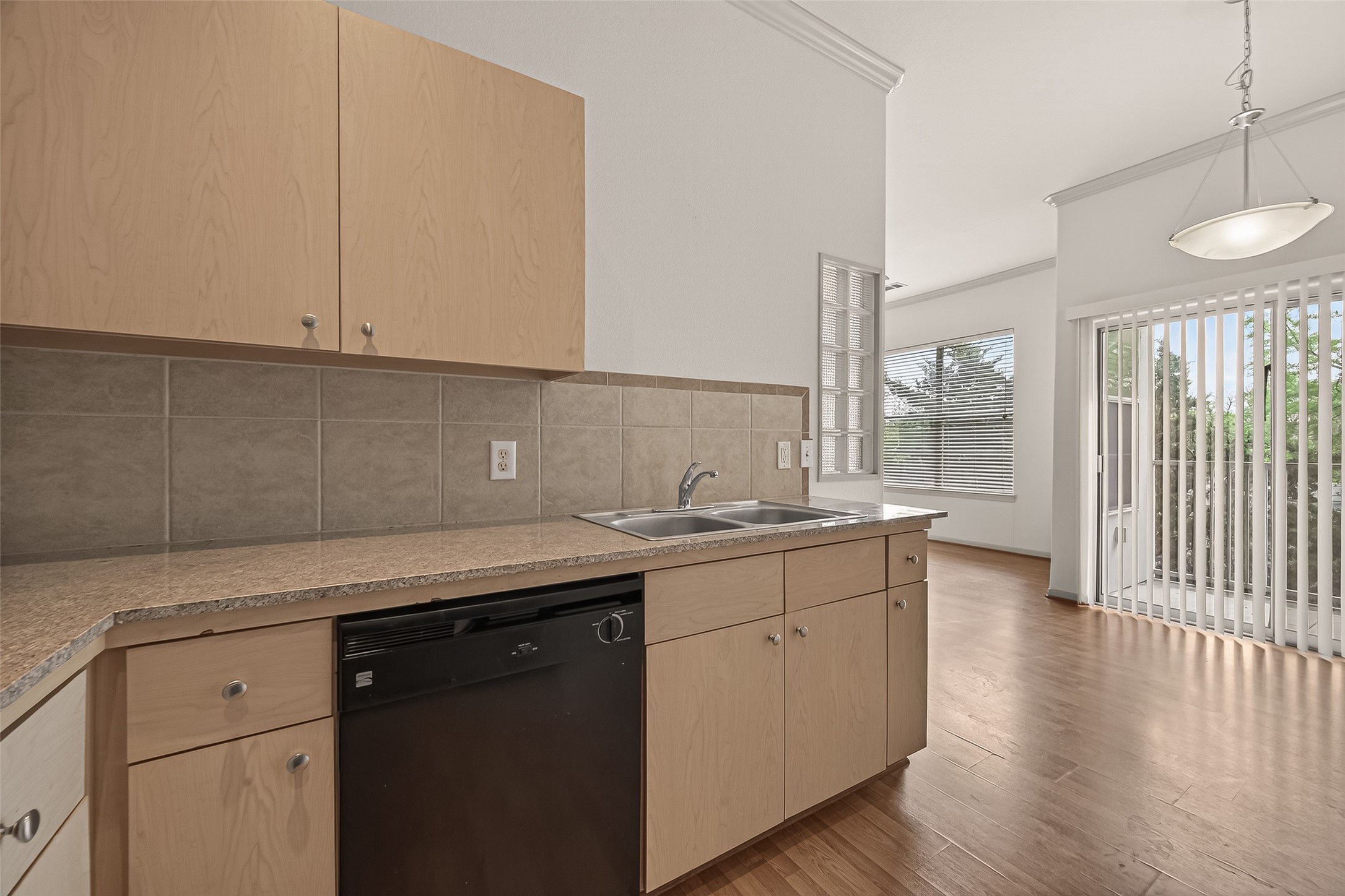 1441 East Street, Unit 308 Houston, TX 77007 - Photo 25 of 42 Lots of counter space in this Kitchen!