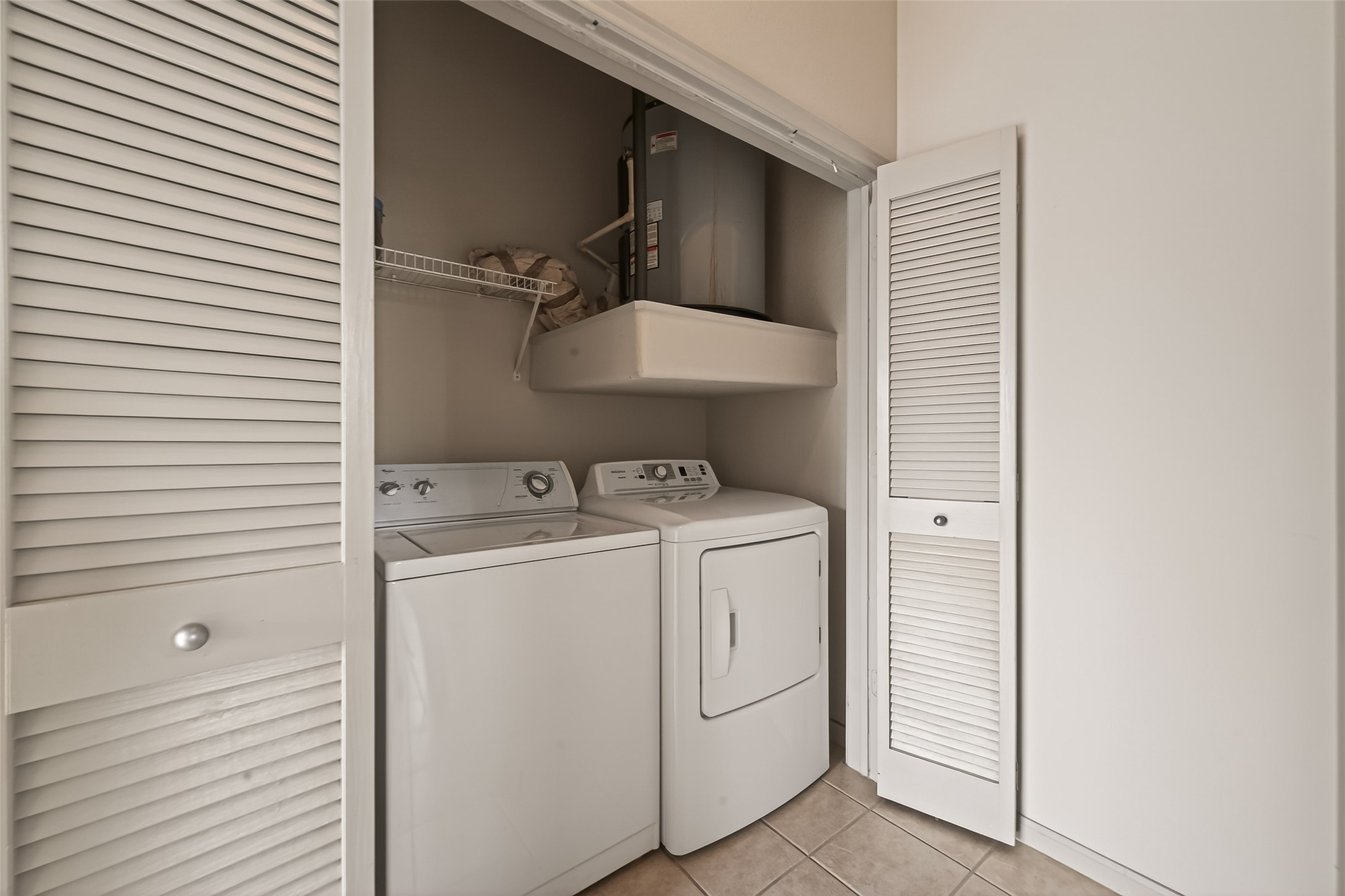 1441 East Street, Unit 308 Houston, TX 77007 - Photo 27 of 42 FULL SIZE Washer and Dryer in the unit!