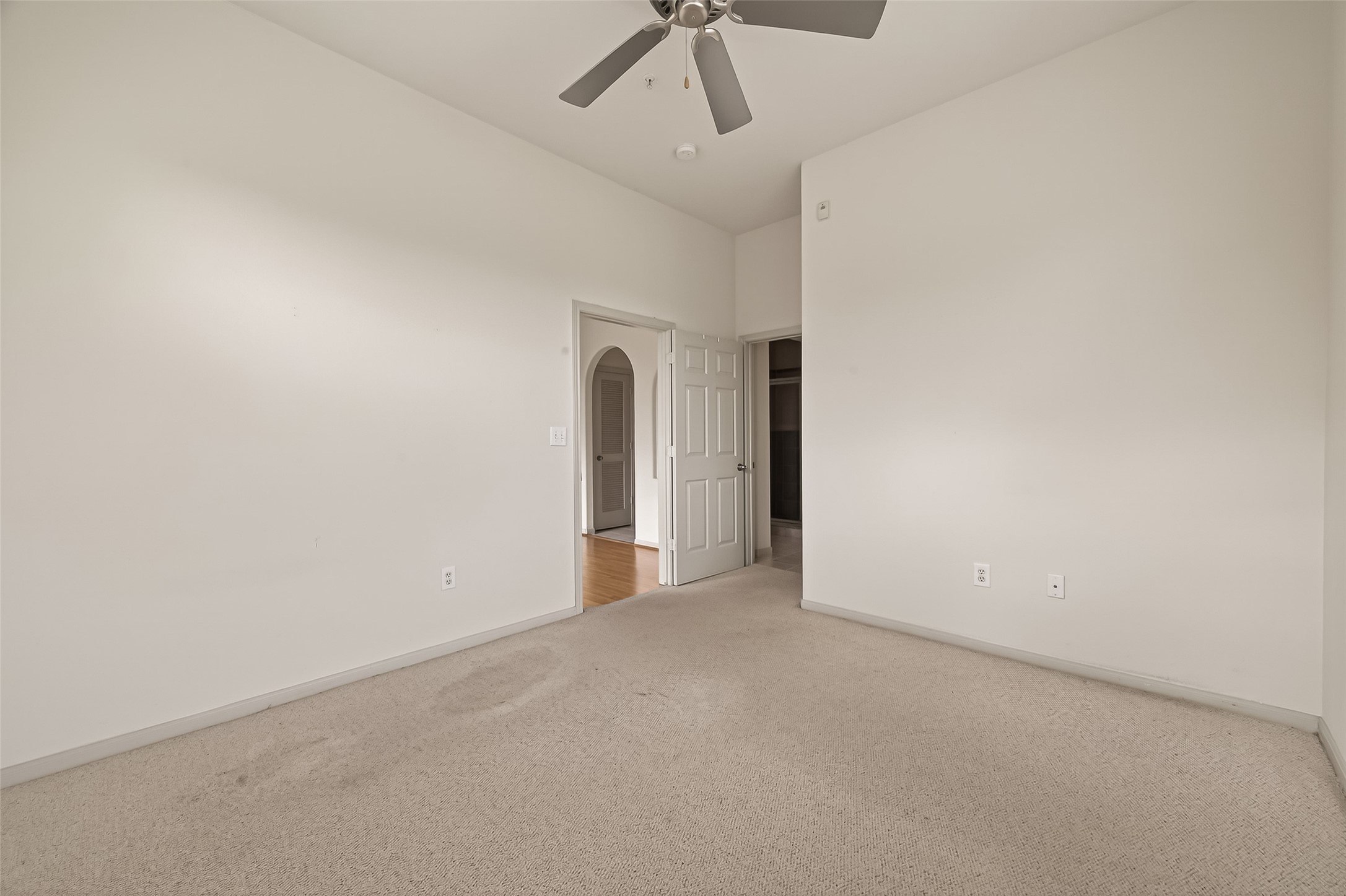 1441 East Street, Unit 308 Houston, TX 77007 - Photo 30 of 42 Spacious Bedroom!