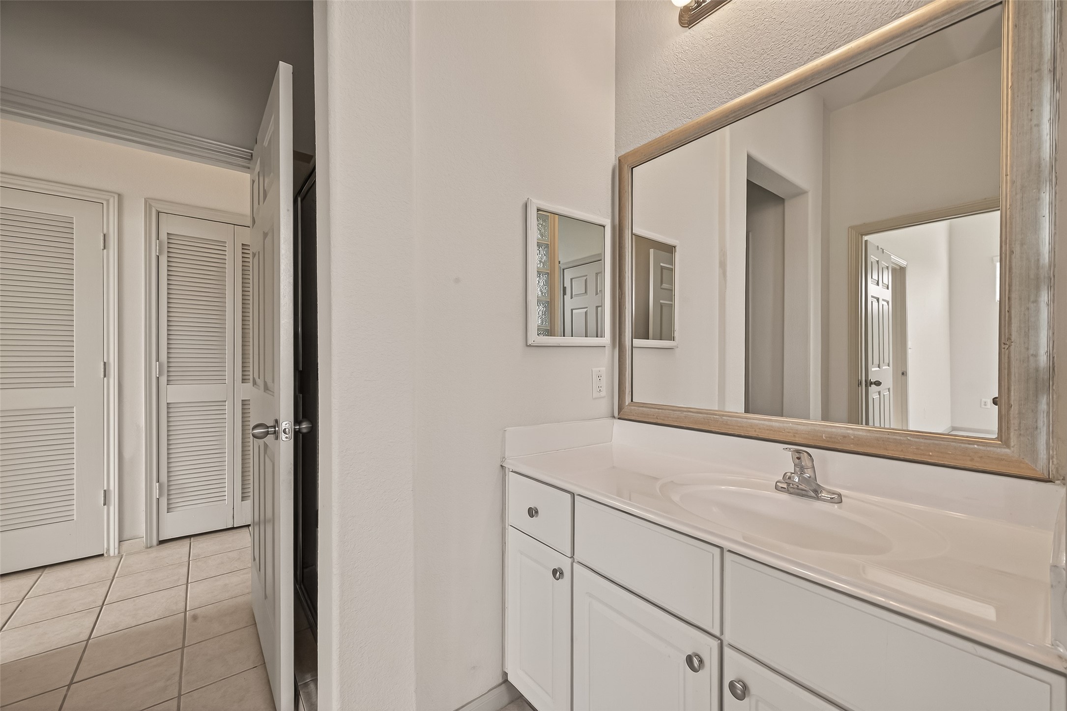 1441 East Street, Unit 308 Houston, TX 77007 - Photo 31 of 42 Another view of the vanity and hallway entrance to the large bathroom.