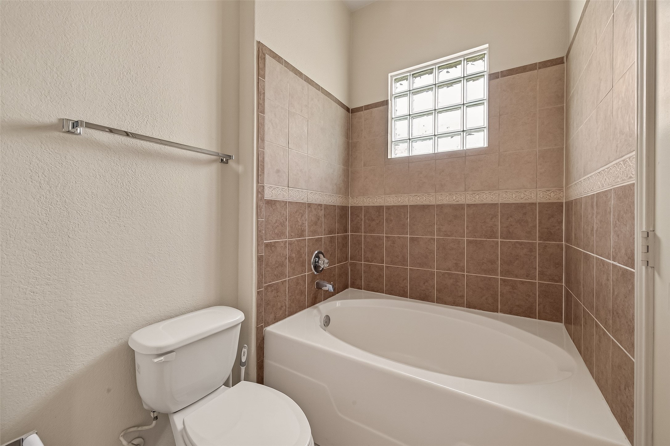 1441 East Street, Unit 308 Houston, TX 77007 - Photo 32 of 42 Soaking tub perfect for relaxing at the end of the day.