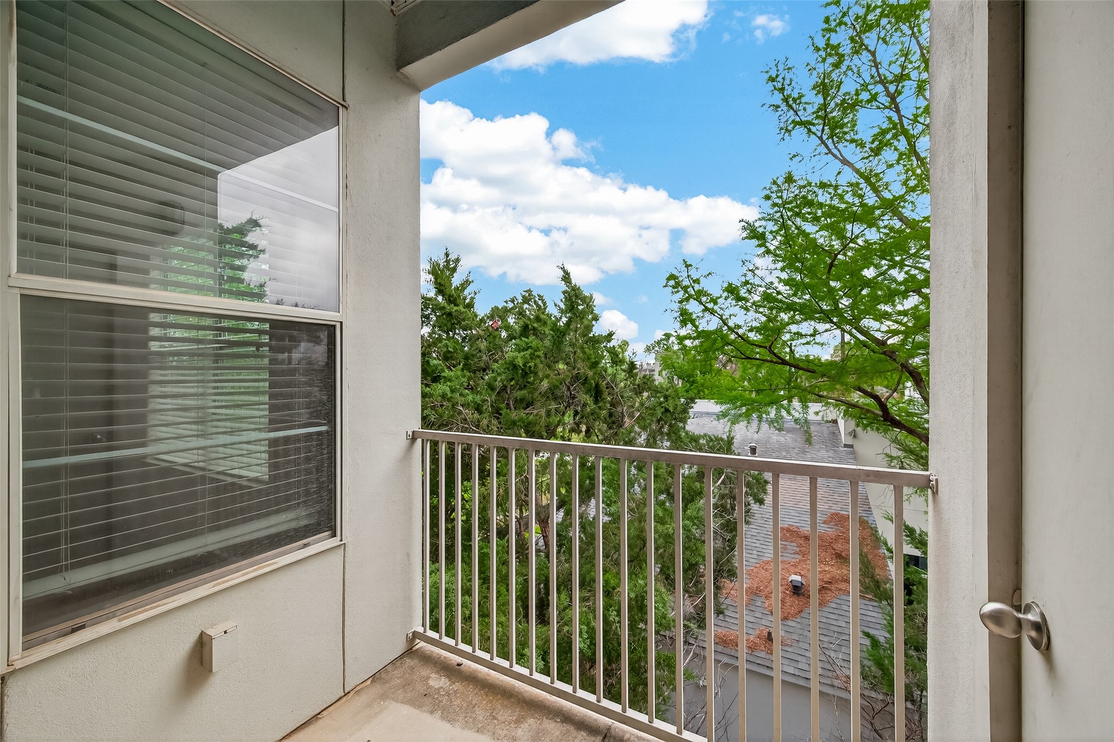 1441 East Street, Unit 308 Houston, TX 77007 - Photo 6 of 42 Private balcony with east-facing exposure.