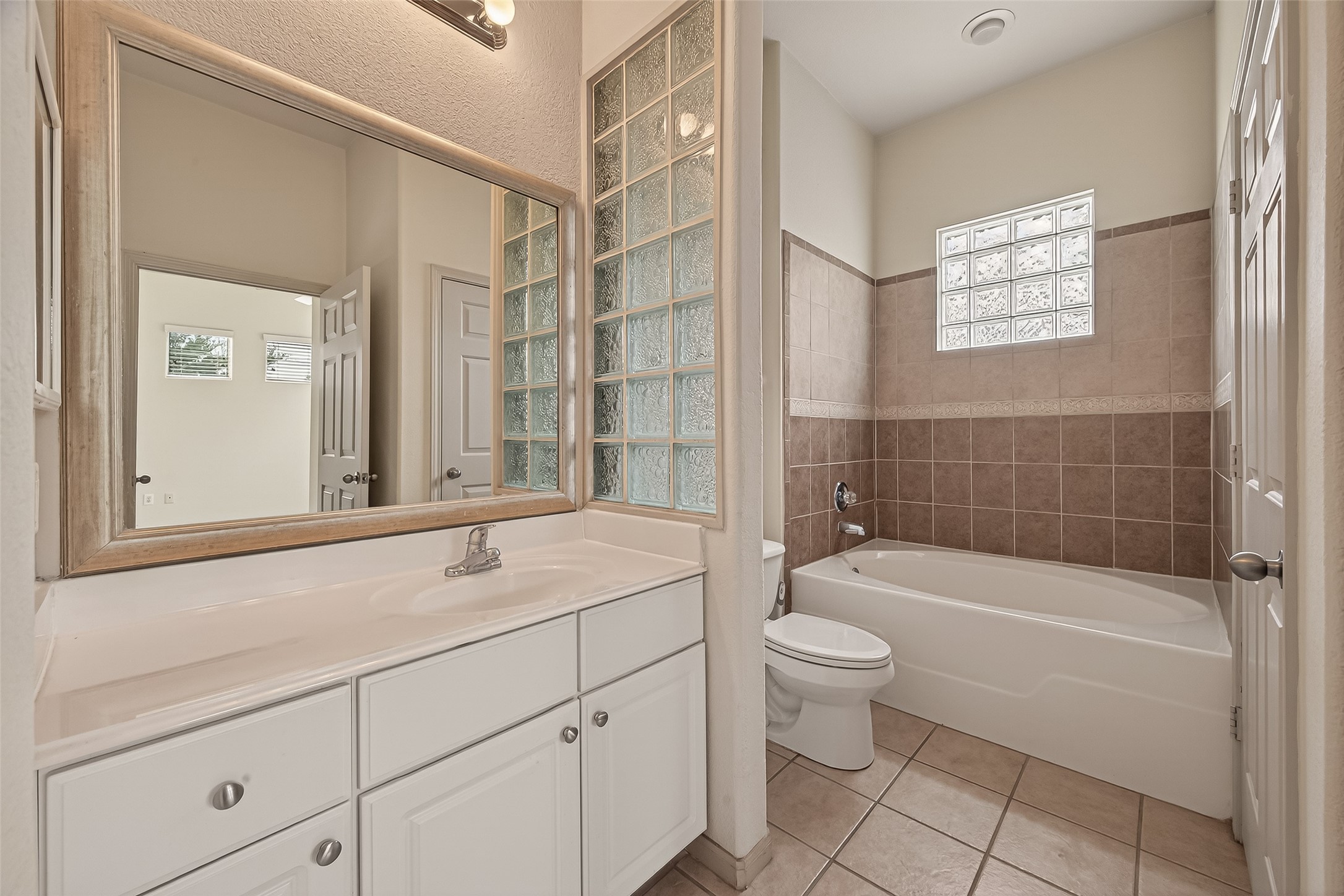 1441 East Street, Unit 308 Houston, TX 77007 - Photo 8 of 42 Primary bath featuring dual vanity and plenty of storage.