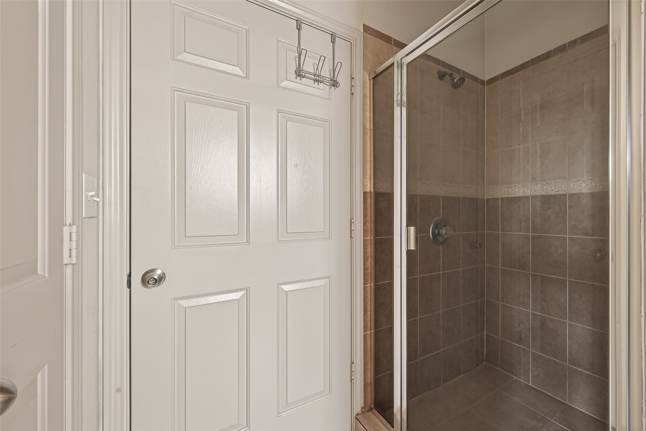 1441 East Street, Unit 308 Houston, TX 77007 - Photo 9 of 42 Separate walk-in shower for added convenience.